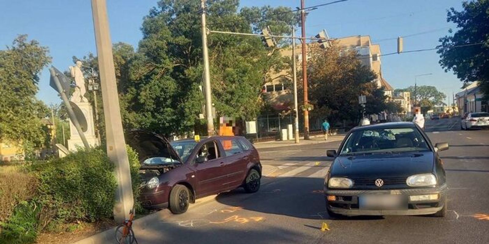 Villanyoszlopnak csapódott egy autó a forgalmas hajdú-bihari úton – fotókkal