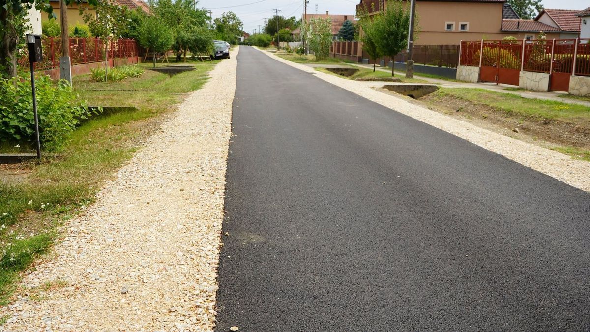 Két kilométernyi út újult meg a hajdú-bihari településen – fotókkal