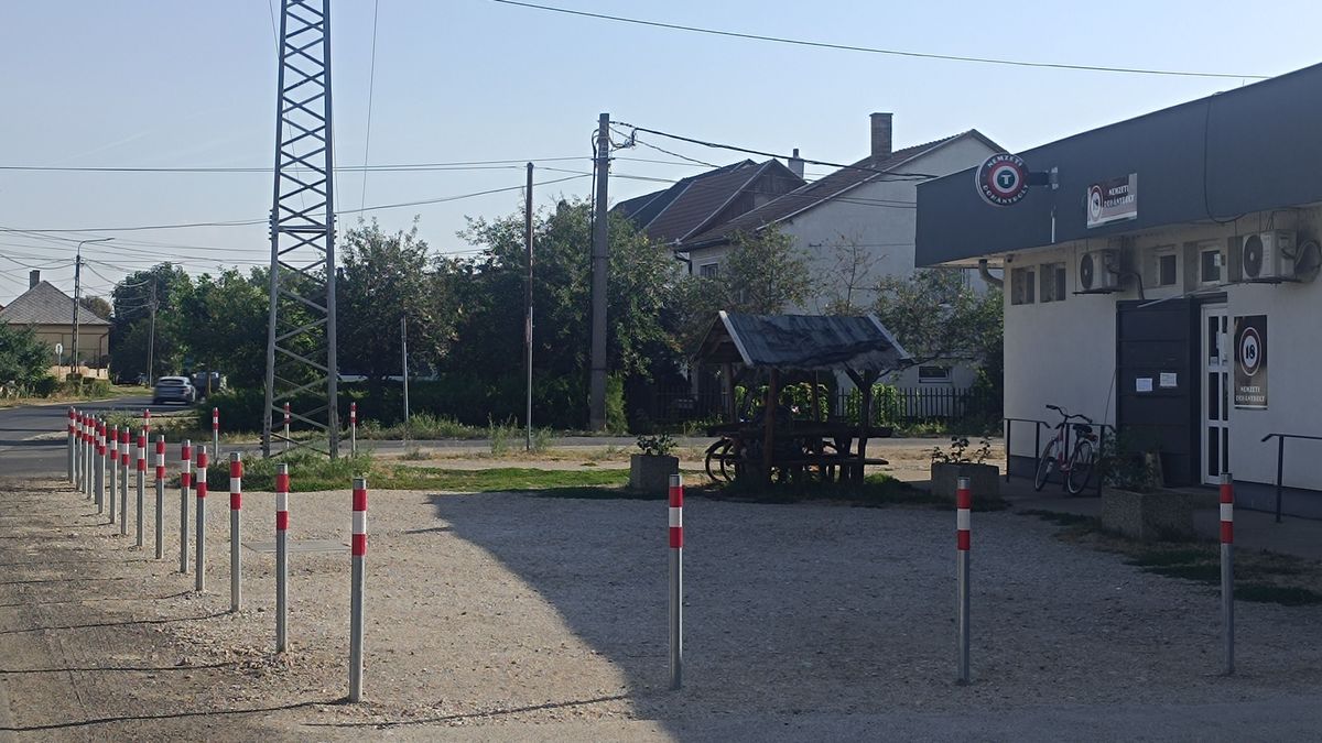 5 perc vagy pótdíj: szigorodott a parkolás a hajdú-bihari városban, a pollerek miatt pedig továbbra is tart a vita