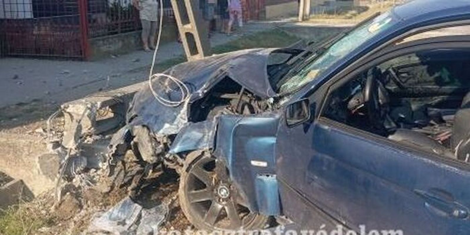 Mentő vitte el a baleset sérültjét, aki kidöntött egy oszlopot Hajdú-Biharban
