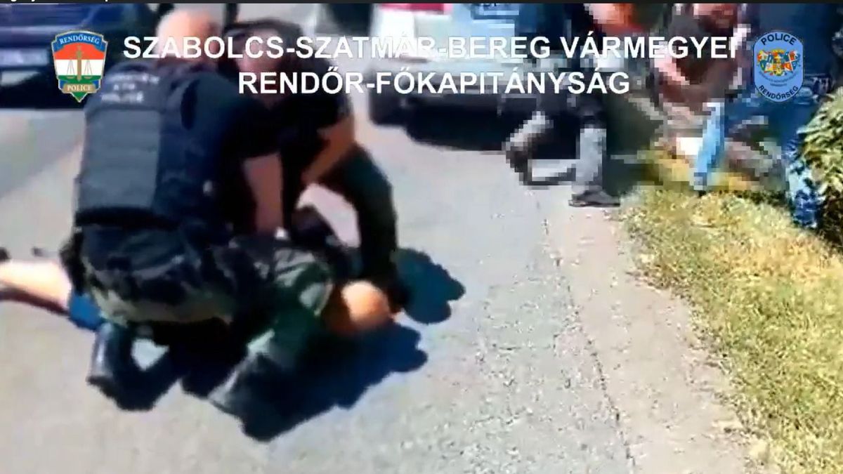 Maszkos rendőrök vittek el valakit Böszörményből, még a Mercijét is felpakolták – videóval