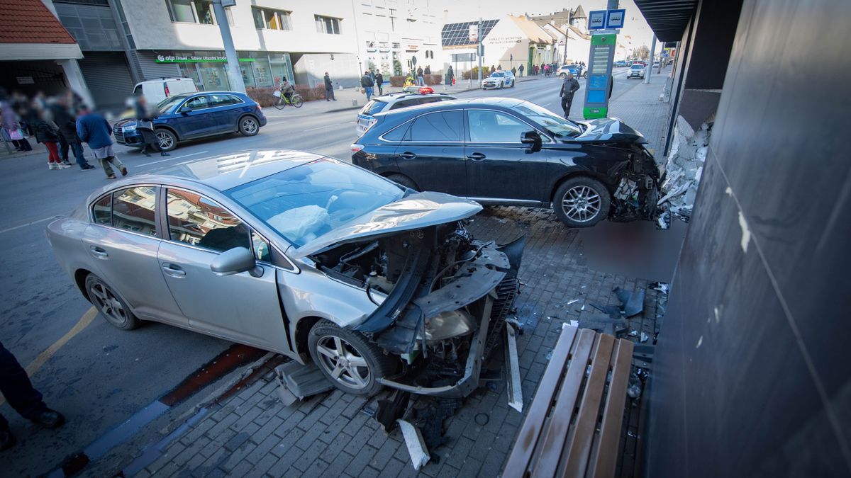 Fék helyett gázra léphetett a sofőr, az elmúlt évek egyik legdurvább balesetét okozta a Csapó utcán – fotókkal