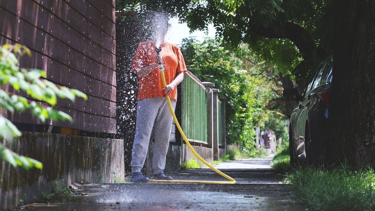 A vízkorlátozás ellenére sem állítja le a locsolást a debreceni önkormányzat – kiderült, mi az oka