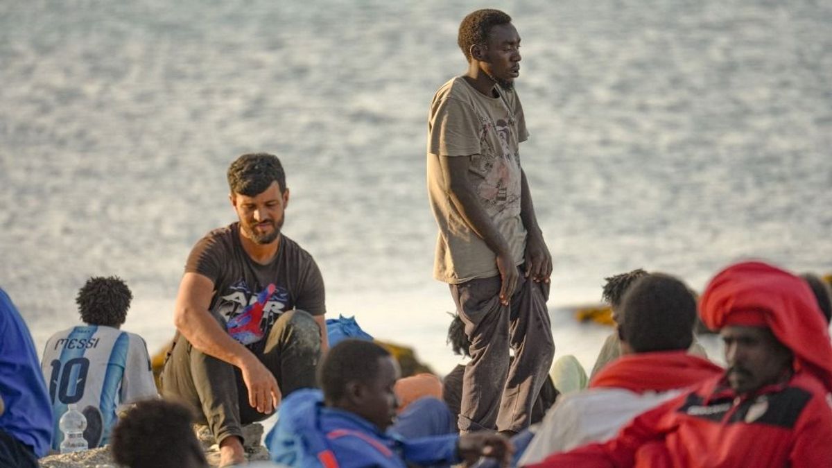 Elözönlötték a strandot, ki kellett üríteni a partszakaszt – Ceutában nem csitul a migránsválság