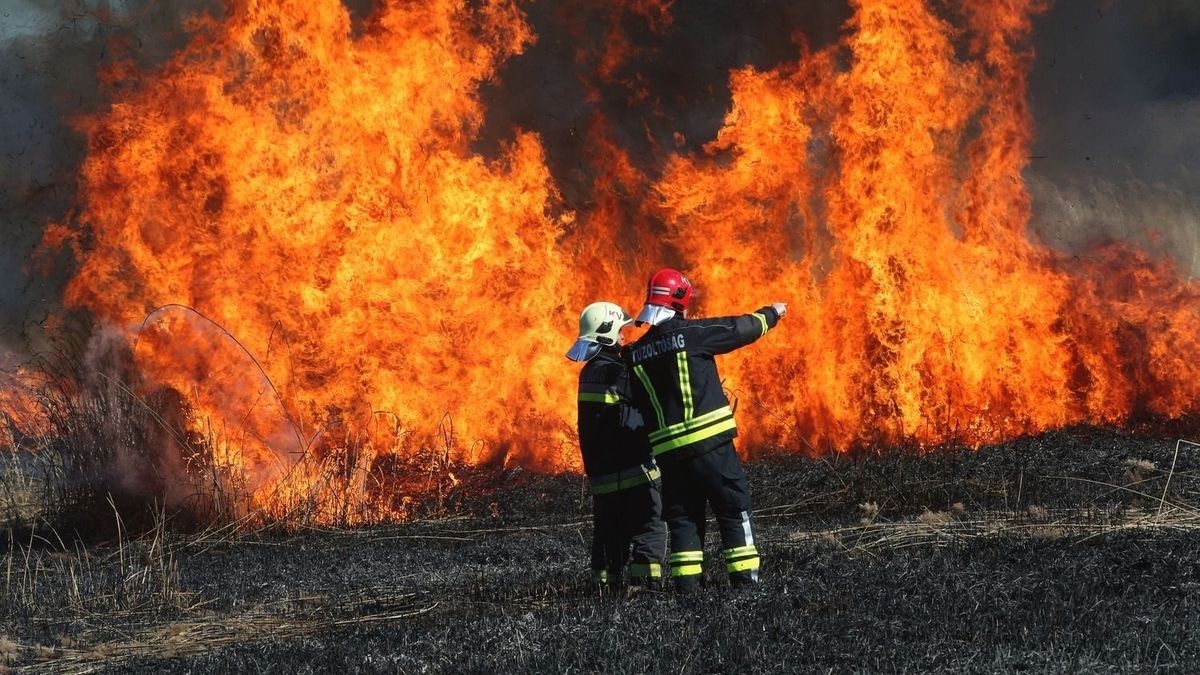 Bálák kaptak lángra a hajdú-bihari határban, egy lakókocsi is kigyulladt