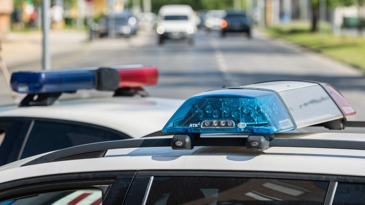 Baleset történt a 4-es főút hajdú-bihari szakaszán, személyutó és egy pénzszállító ütközött – fotókkal