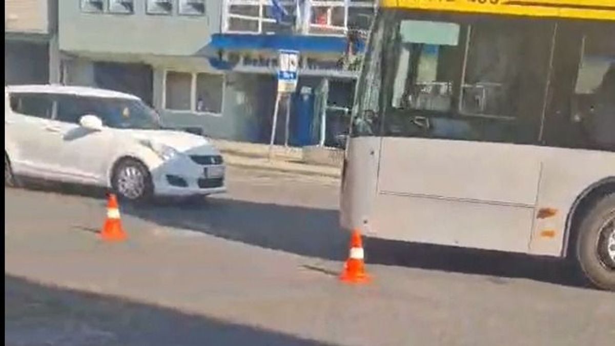 Személyautó és busz ütközött egy debreceni kereszteződésben – videóval