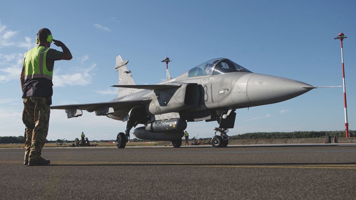 Paks felé tartott az elkötött kisrepülő, riasztották a Gripeneket – kényszerleszállás lett a vége