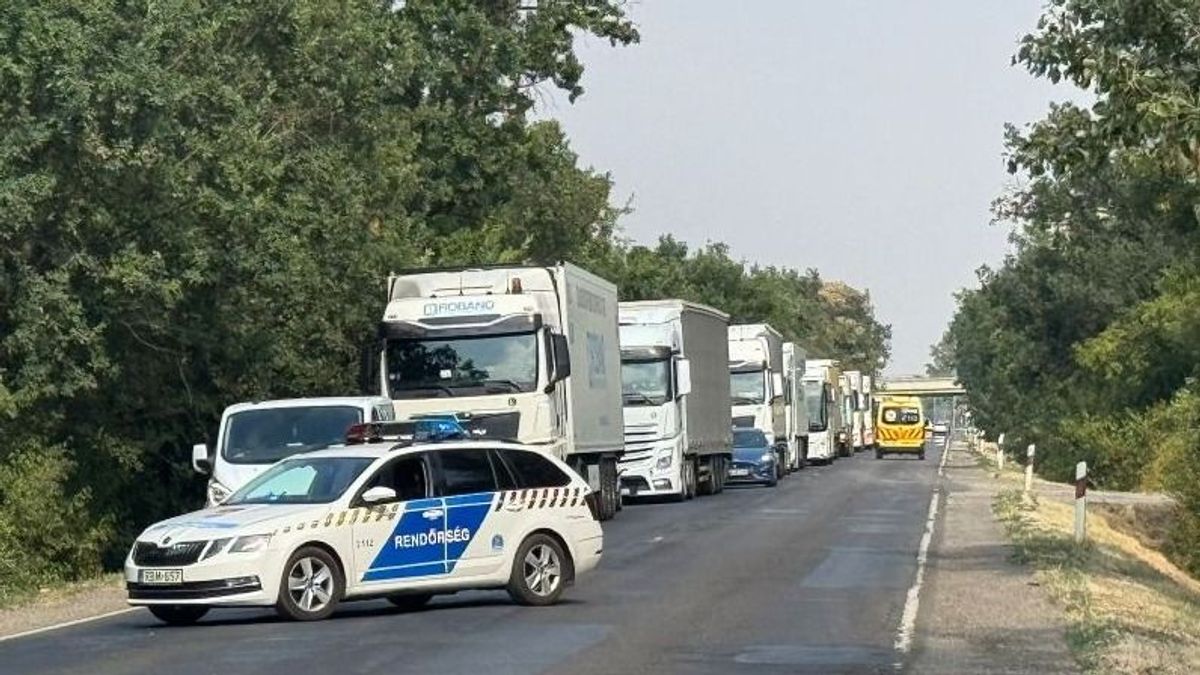 Fotók a baleset helyszínéről! Pénzszállítóval ütközött egy autó a 4-es főúton!