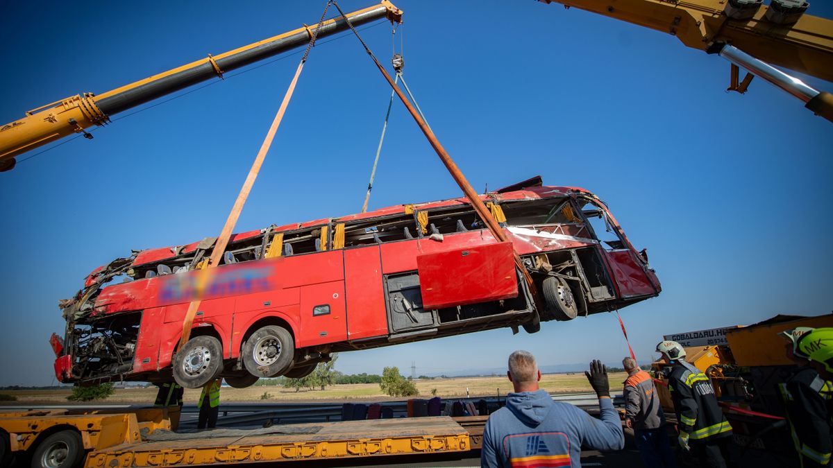 Felborult egy busz éjszaka Hajdú-Bihar közelében, 12-en meghaltak, sokan megsérültek – fotókkal