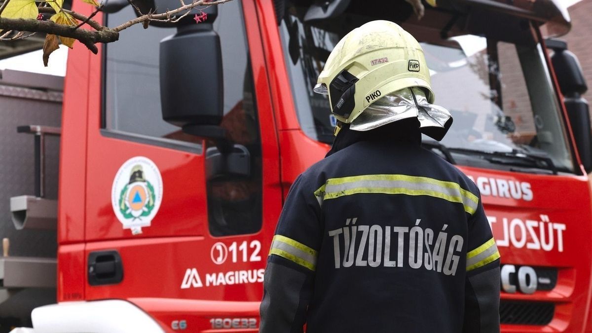 Tűz ütött ki Hajdúböszörményben, két vízsugárral oltották a lángokat!