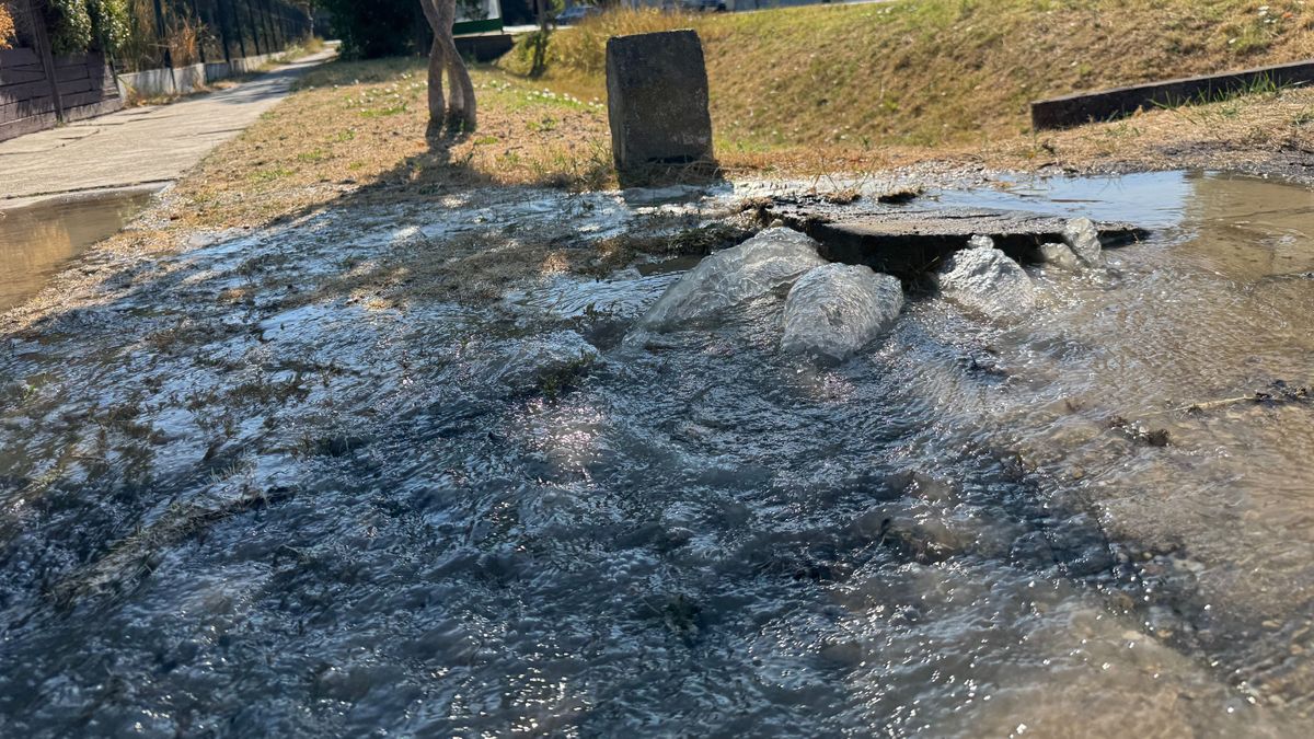 Már csak ez hiányzott, a legnagyobb kánikulában történt csőtörés a hajdú-bihari településen – fotókkal, videóval