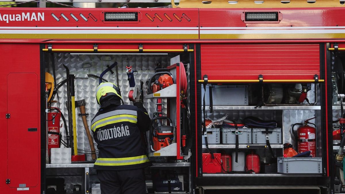 Kigyulladt egy kamion az M35-ösön, két város tűzoltóit is riasztották