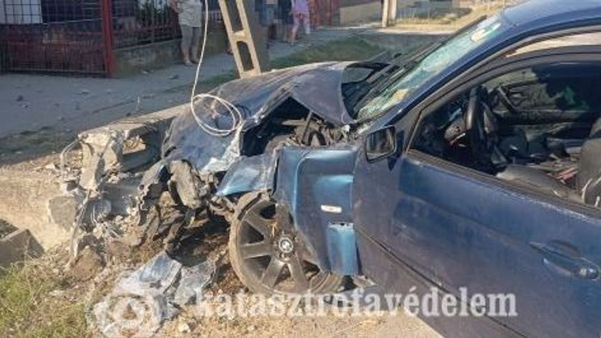 Mentő vitte el a baleset sérültjét, aki kidöntött egy oszlopot Hajdú-Biharban