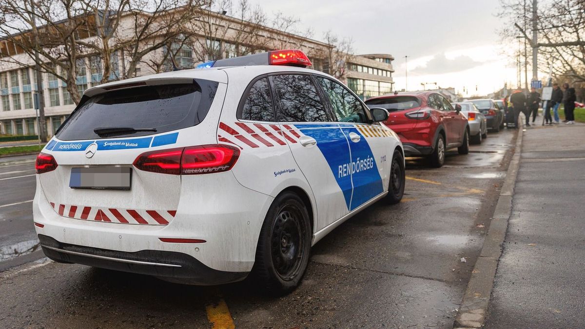 Bizonytalanul haladt az úton, a rendőrök felfigyeltek rá – Ezt csinálta a debreceni férfi, mielőtt autóba ült