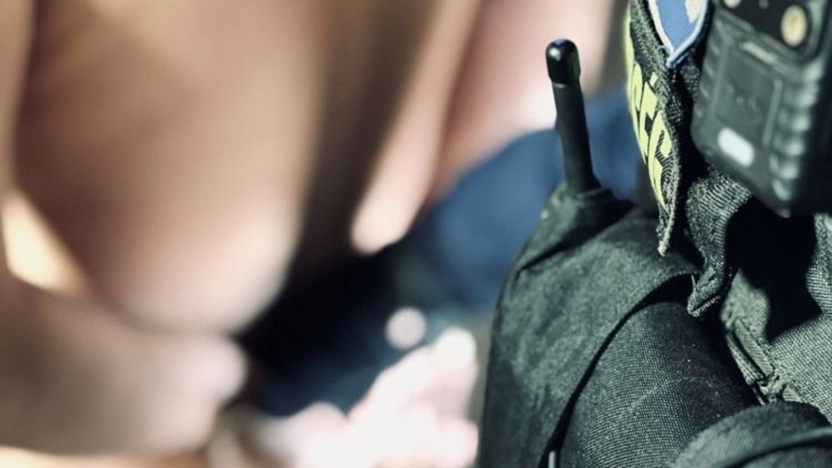 Videóval! Rendőrök jelentek meg a debreceni telephelyen, népes brigád bukott le!