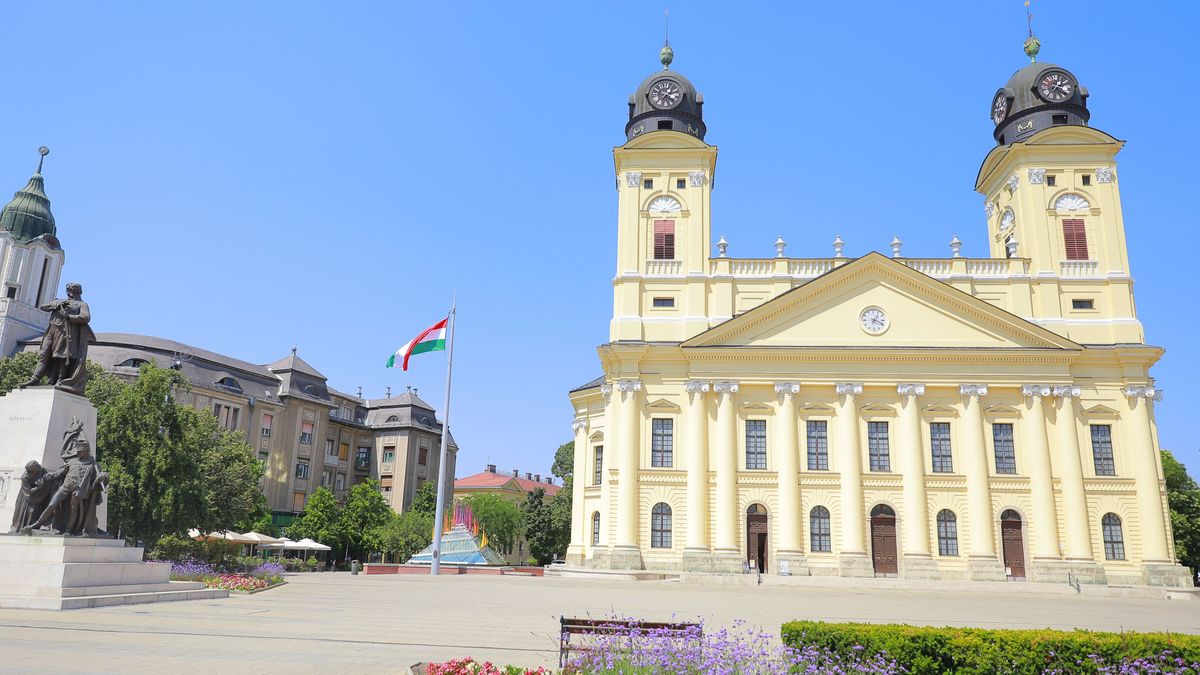 Tombol a pokoli hőség Debrecenben, a legforgalmasabb terek is elcsendesedtek – fotókkal