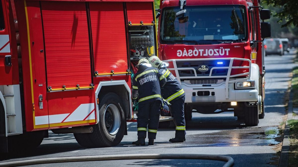Óriási tűz Debrecenben! Vízágyút is be kellett vetniük a tűzoltóknak