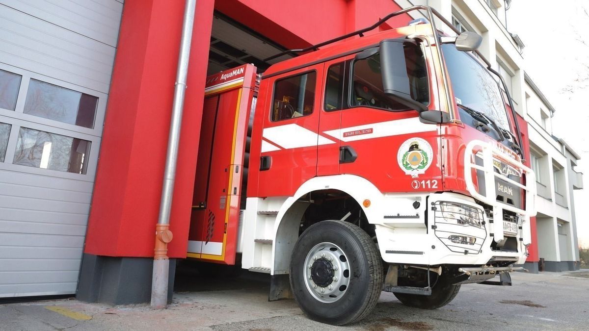 Kigyulladt egy autó Hajdú-Biharban, szabadnapos rendőr kezdte meg a lángok oltását