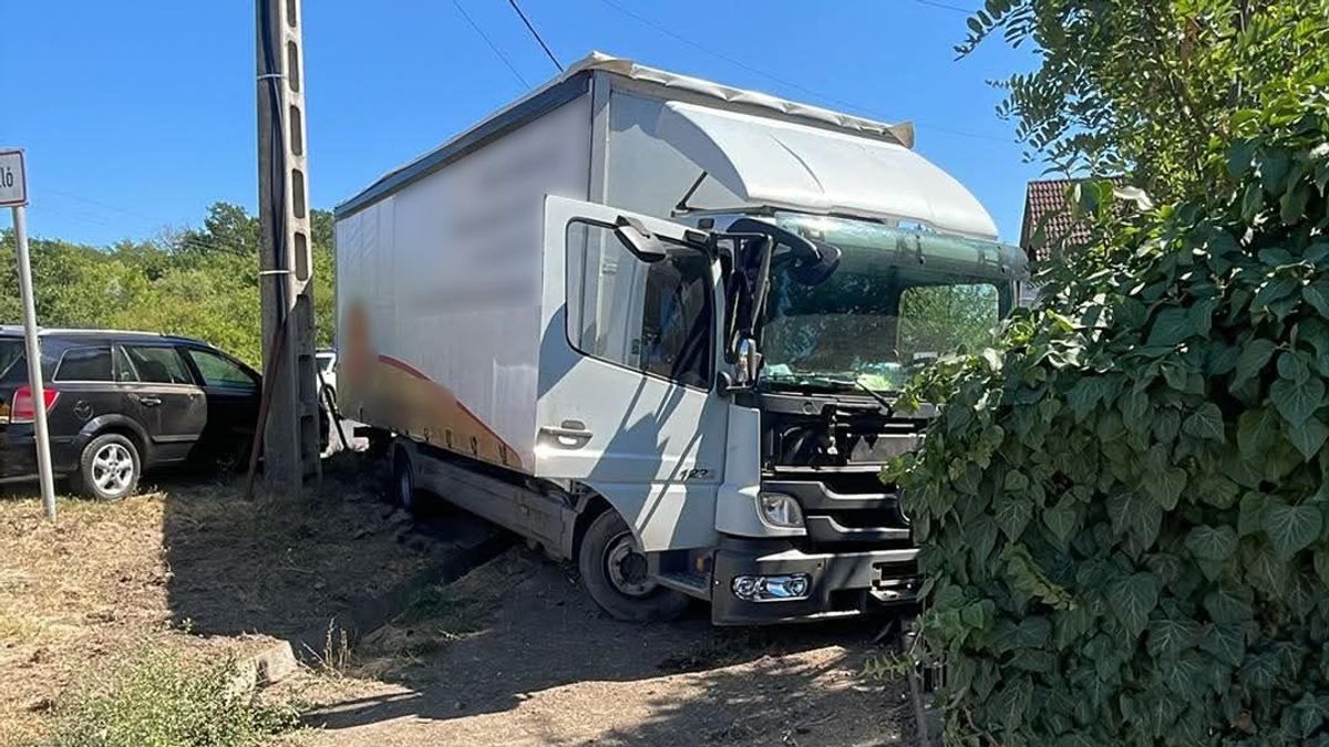 Durva baleset Hajdú-Biharban! A kamion kerítésnek csapódott, mentőhelikoptert is riasztottak – fotókkal