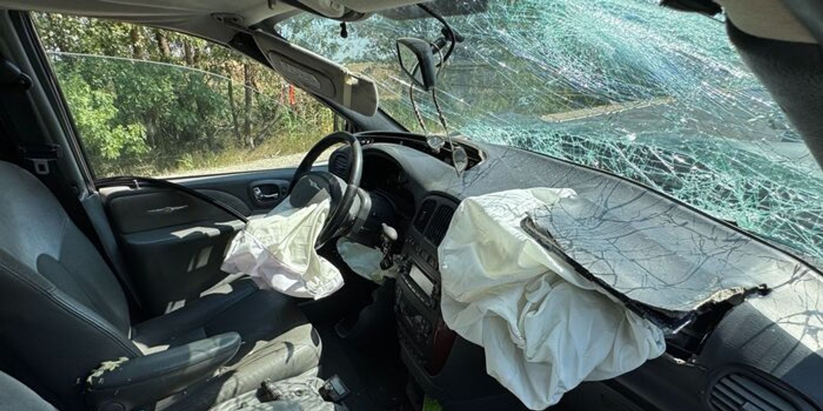 Közutasokba hajtott egy autó a 42-esen, többeket a mentők vittek el - fotókkal, videóval!