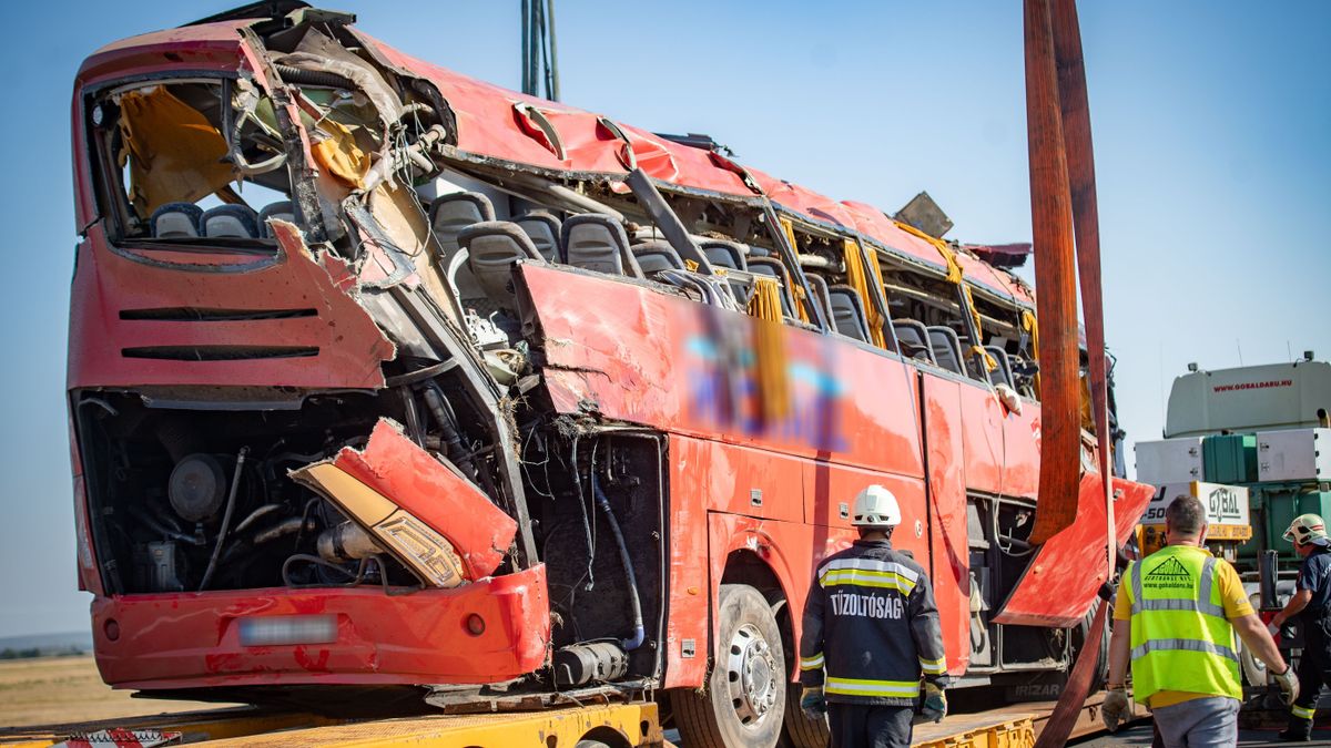 Friss hírek a buszbalesetről! Debrecenből indul a repülő, amivel a sérültek egy részét hazaszállítják - fotókkal