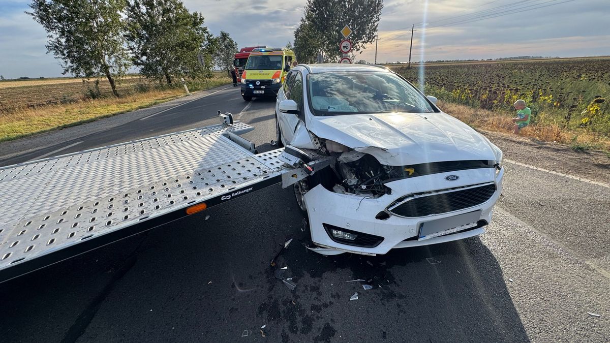 Újabb baleset a 4-esen: az autót mentő a trélerbe hajtott egy kocsi – fotókkal, videóval