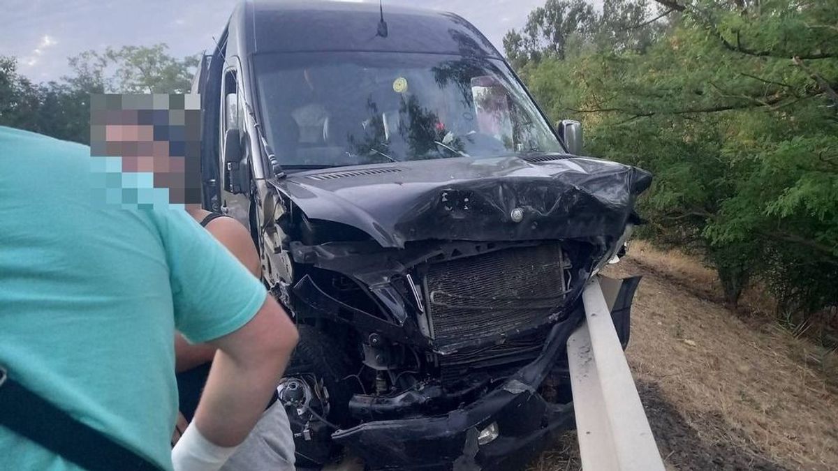 Négyes baleset miatt rendeltek el útzárat Hajdú-Biharban, tizennégyen úszták meg sértetlenül az ütközést – fotókkal