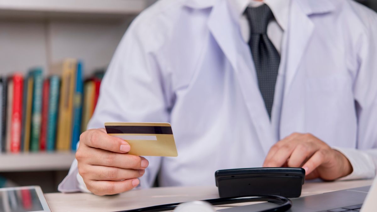 Közel 10 millió forintot keres egy orvos: elképesztő fizetések a magyar közegészségügyben