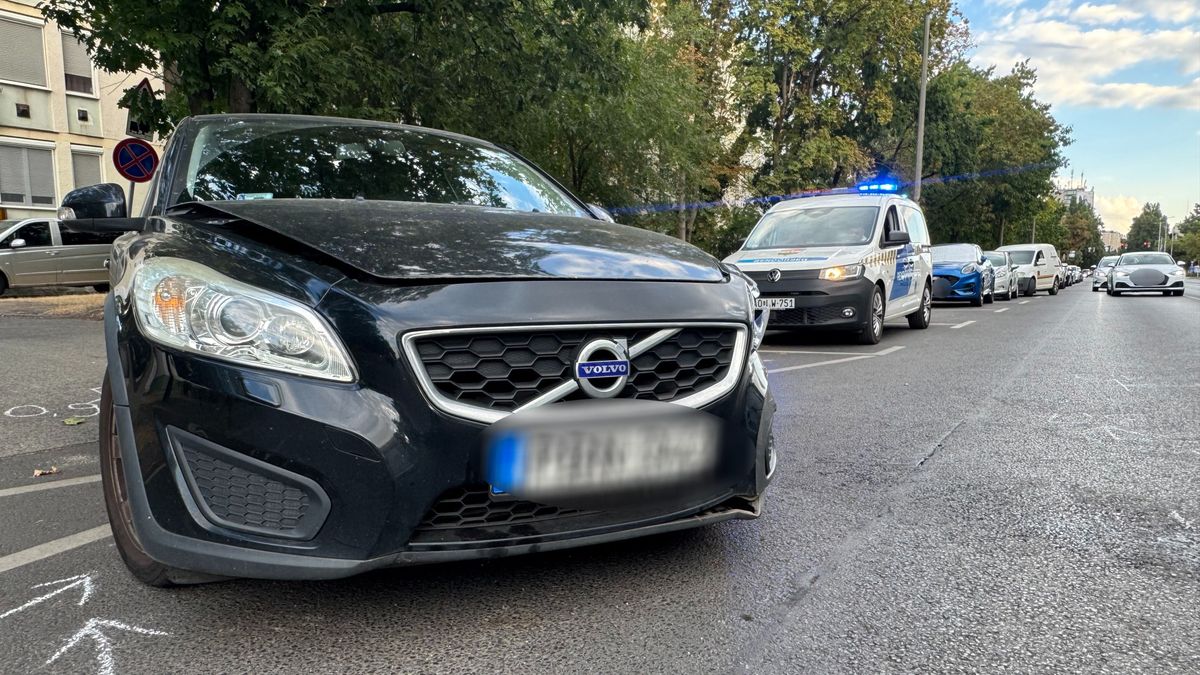 Két autó ötközött a forgalmas debreceni útszakaszon – két ember megsérült (fotókkal)