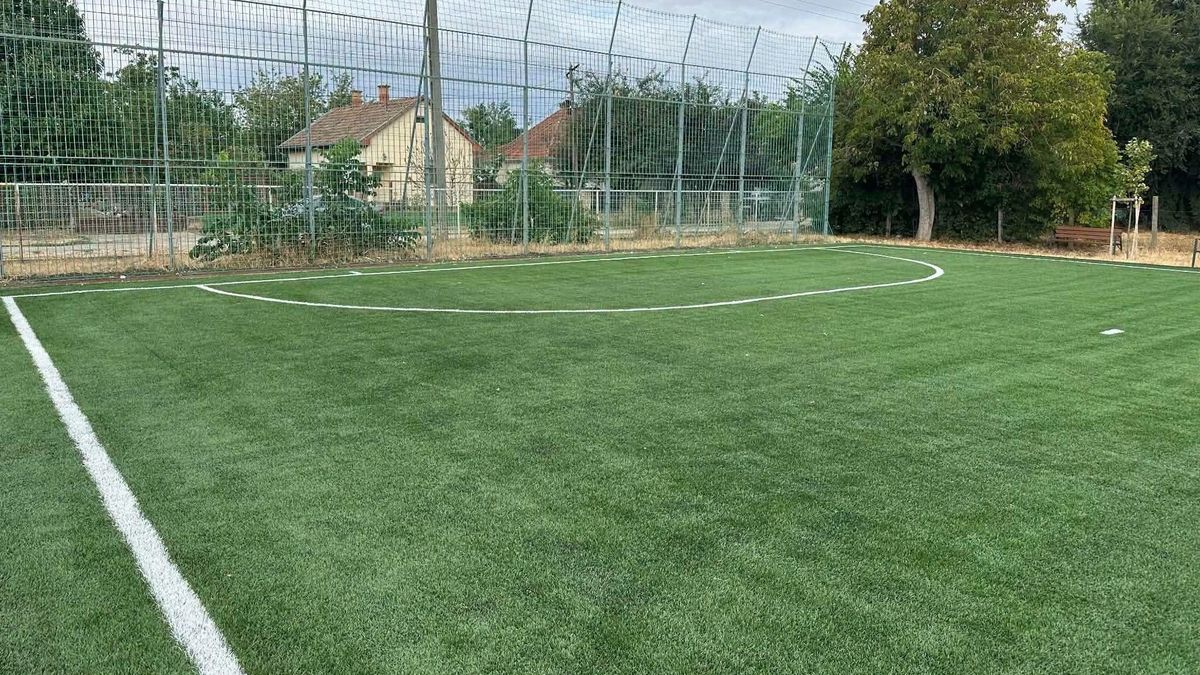 Elkészült az új műfüves sportpálya Hajdú-Biharban! Ekkor lesz az átadó