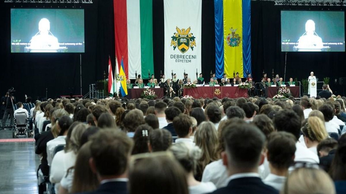 Ilyen még nem volt! Még Varga Zoltán is kiállt Papp László mellett a tanévnyitó után