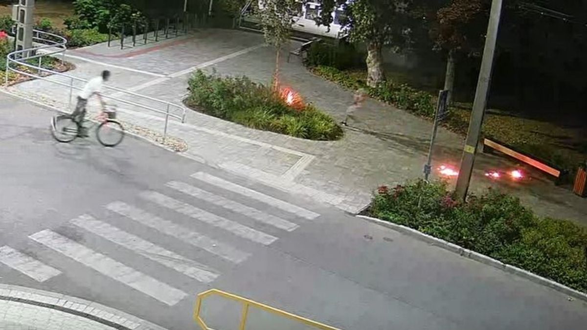 Videón, ahogy lángra lobbantják az iskola előtti teret a hajdú-bihari városban