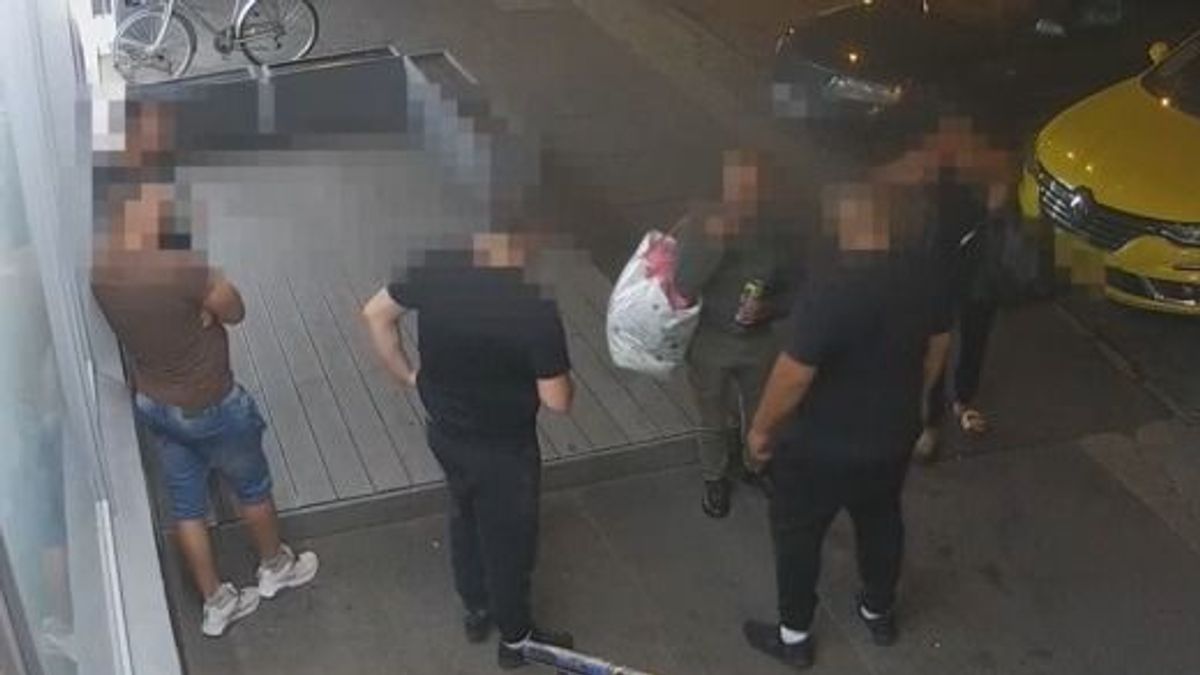 „Meg volt szúrva, folyt a vér belőle” – kamerafelvétel került elő a debreceni késelésről, megszólalt egy szemtanú is – videókkal