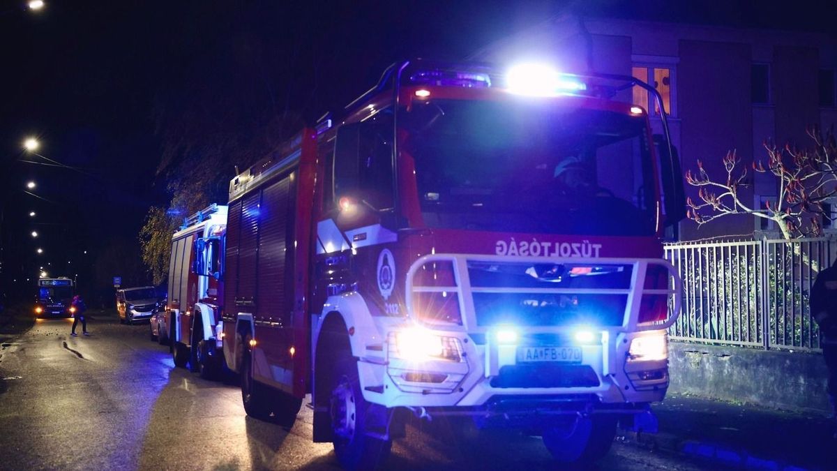 Durva baleset Böszörményben: tőből kiszakította a villanyoszlopot egy autó hétfő éjjel!