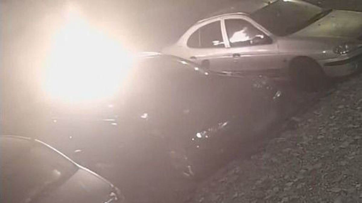 Döbbenet! Videón, ahogy felgyújtja a barátja autóját egy nő Debrecenben, több autó is megégett!