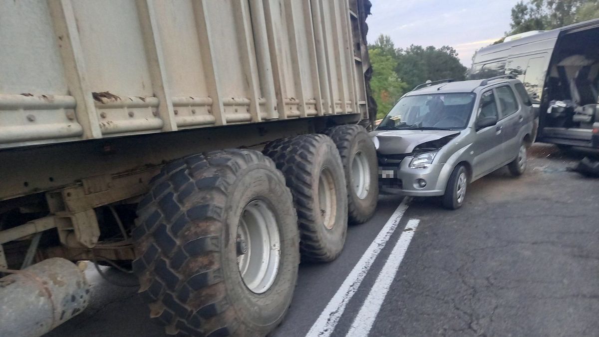 Nagy baleset Hajdú-Biharban! Traktor, kisbusz és két autó karambolozott, 14 ember érintett – fotókkal!