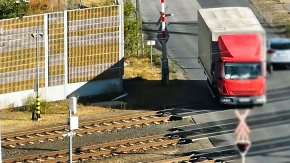 Döbbenet, ami a vasúti átjárónál történt Debrecenben - egymás után hajtottak át a piroson – videóval