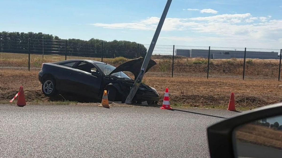 Villanyoszlopnak csapódott egy autó Debrecennél – fotóval