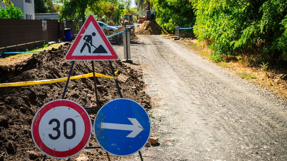 Folytatódik az útépítés a debreceni utcában, hamarosan az egészet aszfalt boríthatja