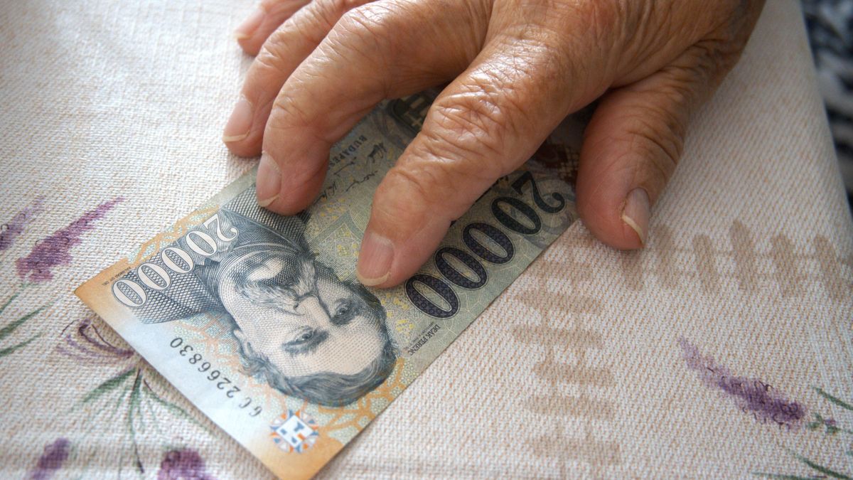 Mi lesz a 13. és 14. havi nyugdíjjal? Több mint százezer ember figyelheti a kormány következő lépését