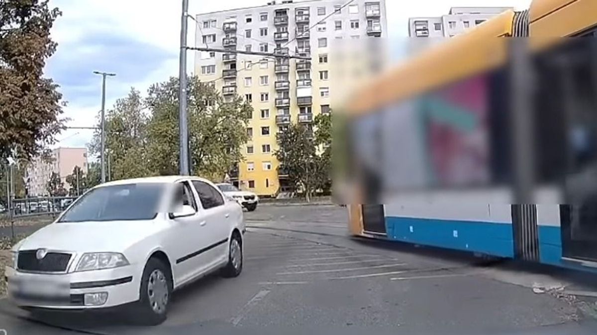 Őrület! Úgy nyomta neki a fehér Octavia, hogy majdnem belerohant a 2-es villamosba - videó!