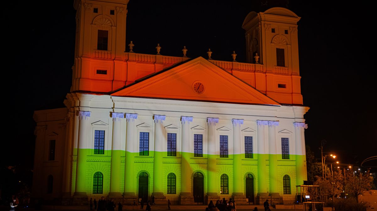 Nemzeti színekbe öltözött Debrecen két emblematikus épülete – fotókkal