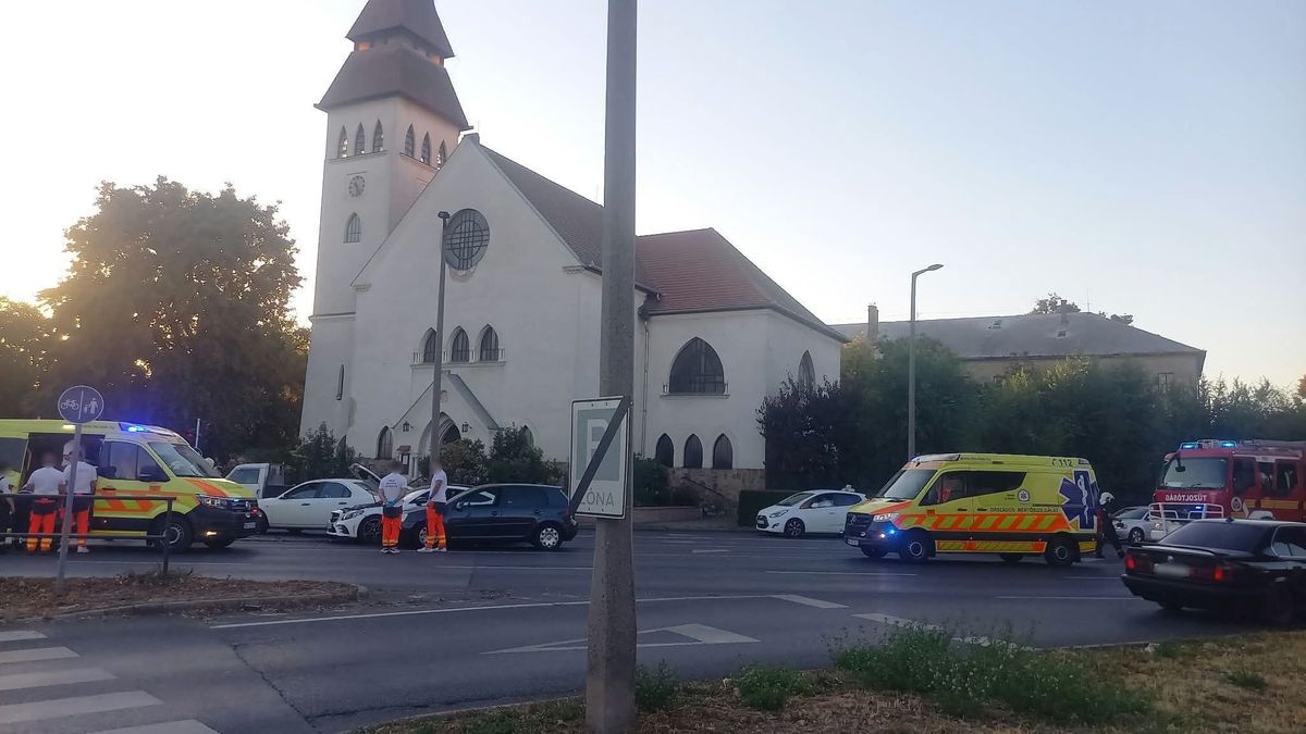 Baleset Debrecenben: három autó ütközött, mentőt is a helyszínre riasztottak - fotókkal!