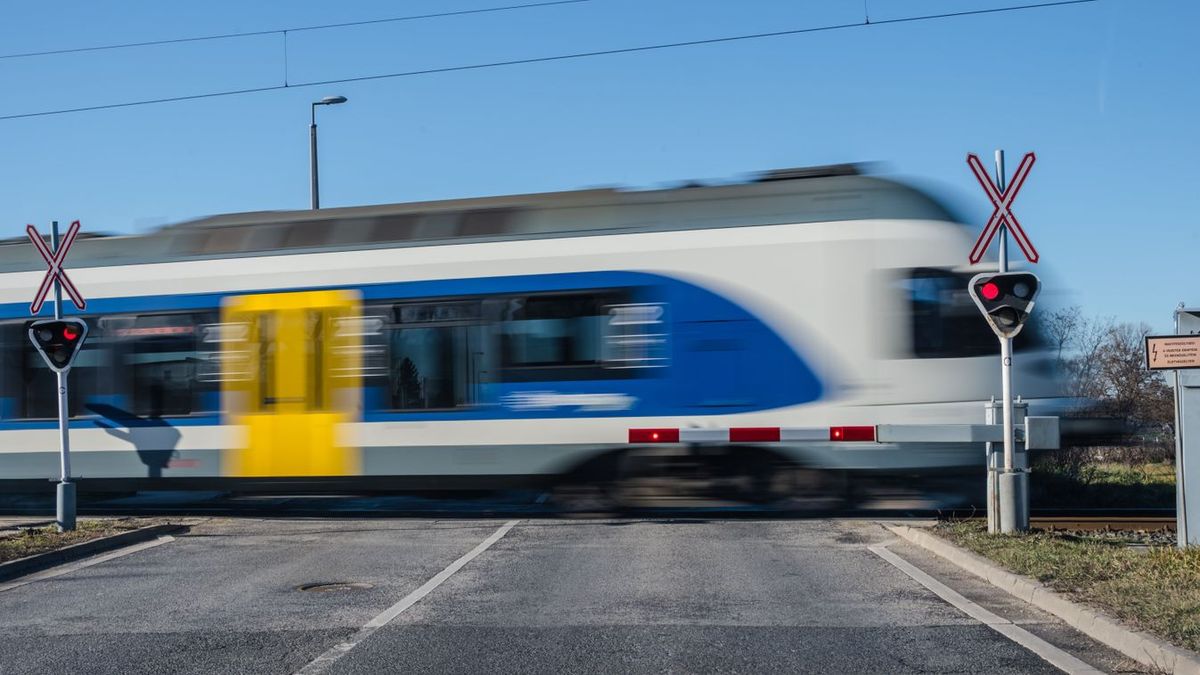 Vonat és kisteherautó ütközött! A baleset miatt változik a menetrend a debreceni vonalon is!