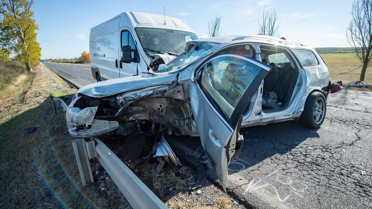 Szörnyű tragédia! Két áldozata van a hajdú-bihari balesetnek, a kórházban hunyt el egy fiatal nő – fotókkal
