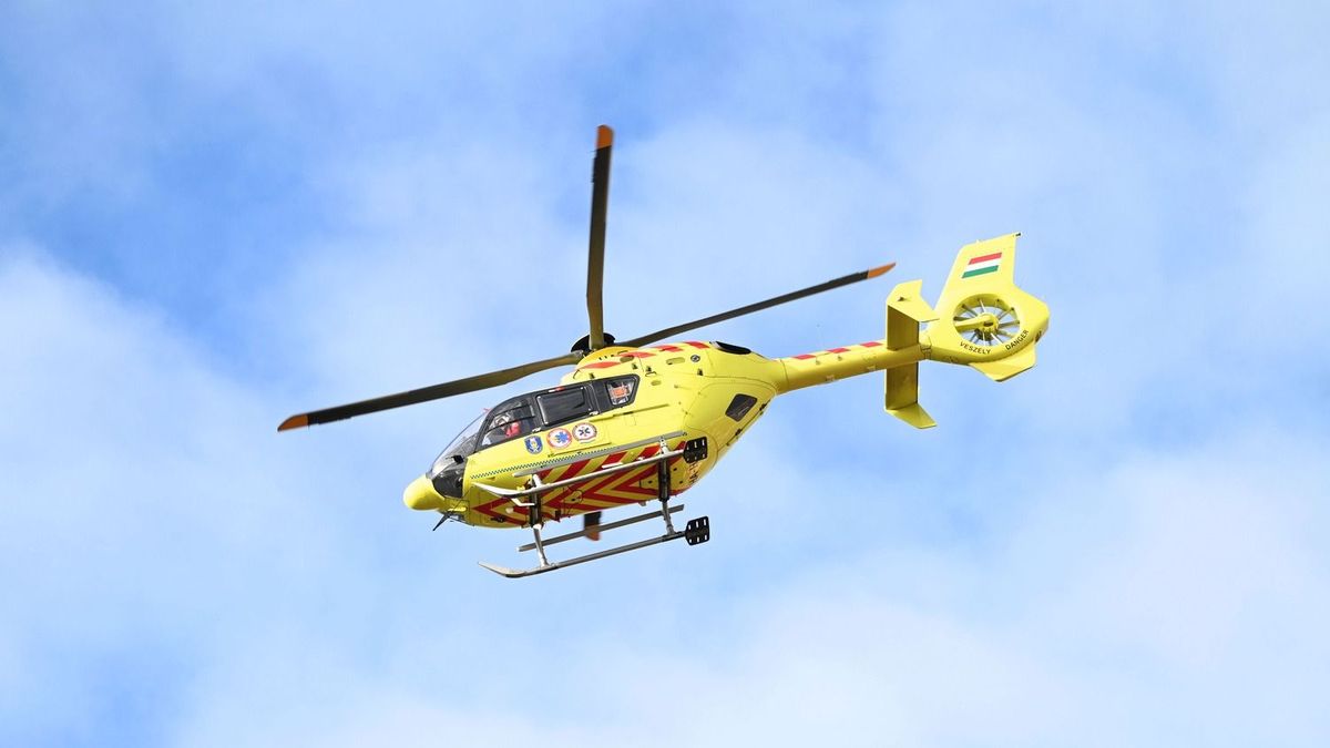 Mentőhelikopter érkezik, megállították a forgalmat a 4-es főúton!