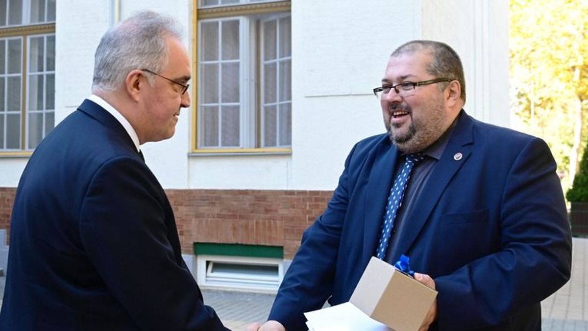 Személyesen mondott köszönetet a lengyel konzul a buszbaleset sérültjeinek debreceni ellátásáért