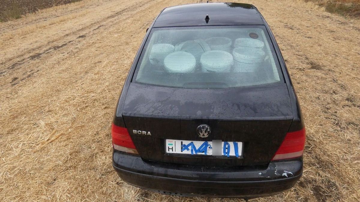 Letakart rendszám, árulkodó csomagtartó! Szakadt Volkswagen menekült Debrecenben, nem akárki ült benne