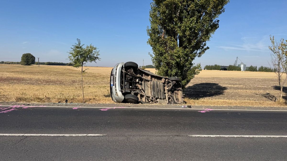 Felborult egy kisbusz Hajdú-Biharban! A balesetben egy gyermek is megsérült – fotókkal, videóval